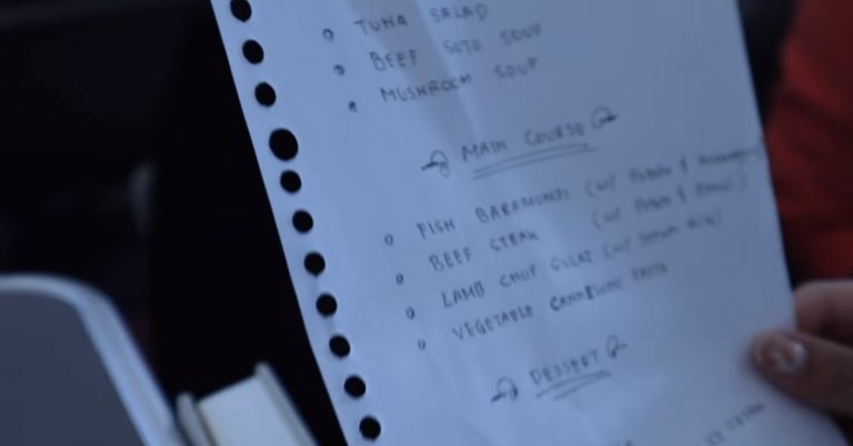 YouTuber Ini Di Saman Syarikat Penerbangan Kerana Muat Naik Gambar Menu Tulisan Tangan