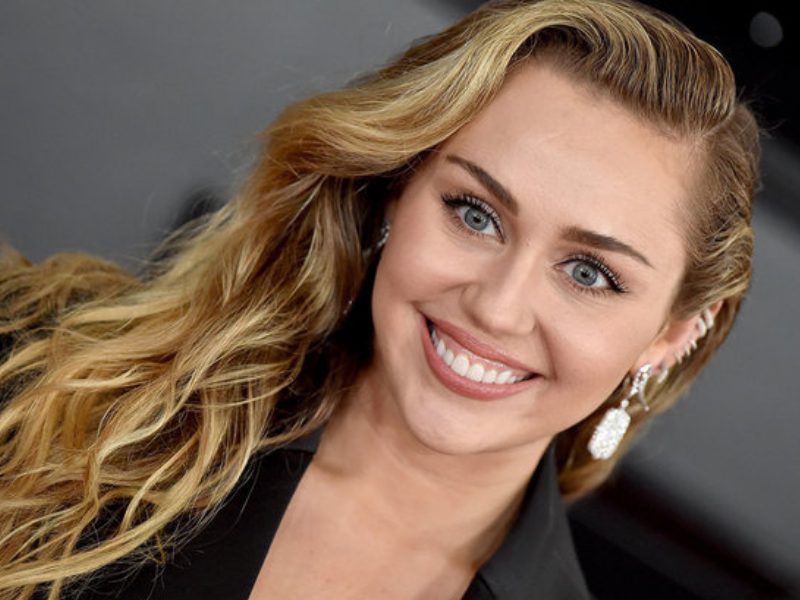 Dua Kali Cubaan Mendarat Gagal, Miley Cyrus Berdepan Pengalaman Menakutkan Penerbangan Ke Glastonbury