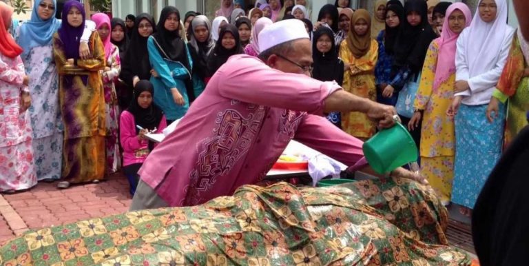 Ruginya Anak Perempuan Tak Mandikan Jenazah Ayah, Itulah Bakti Akhir Kita