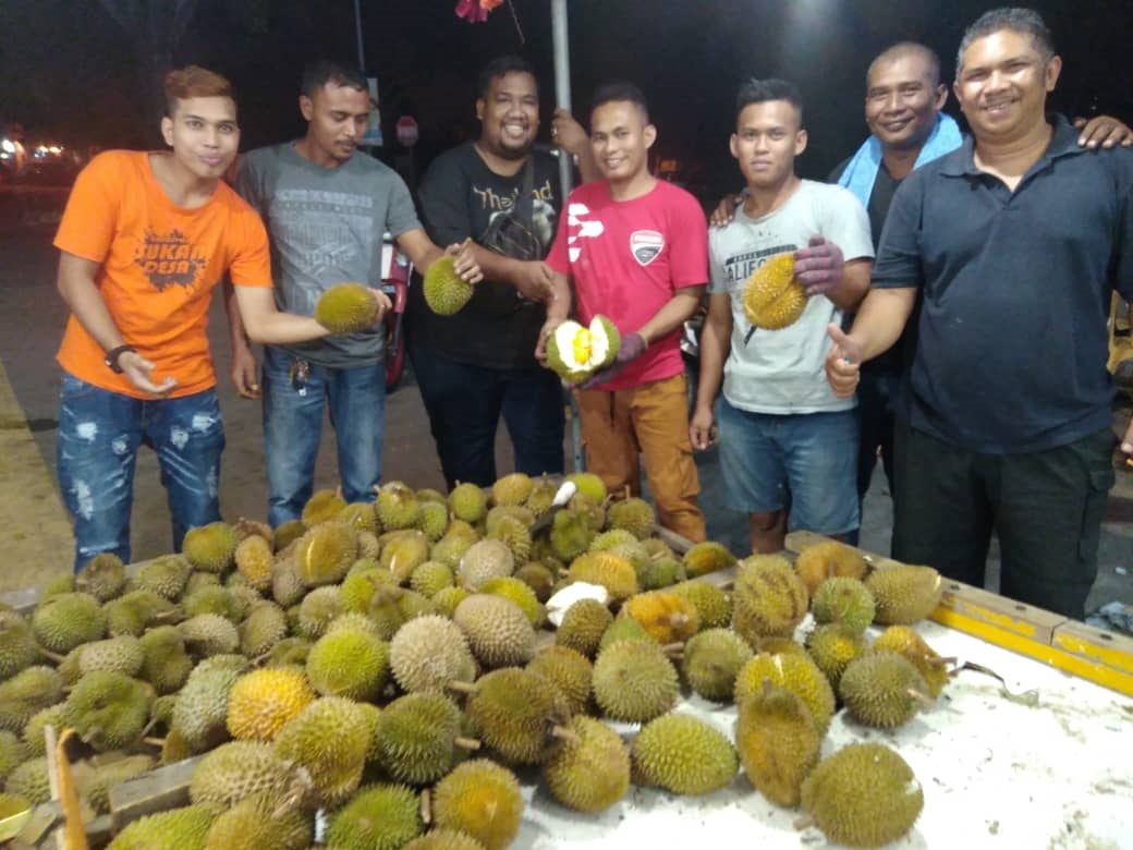 Bisnes Durian Tepi Jalan, Tak Sangka Kerja Kejap Tapi Untung Lumayan