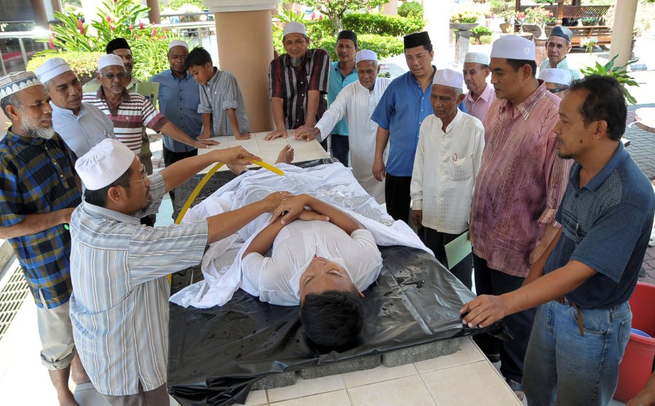 Ruginya Anak Perempuan Tak Mandikan Jenazah Ayah, Itulah Bakti Akhir Kita