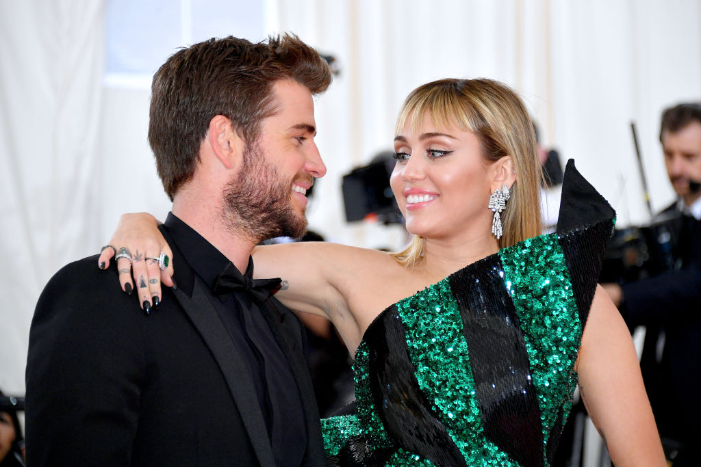 Miley Cyrus Buktikan Perempuan Boleh Lagi KAYA Daripada Boyfriend Atau Suami, Lelaki Tercabar Tak?