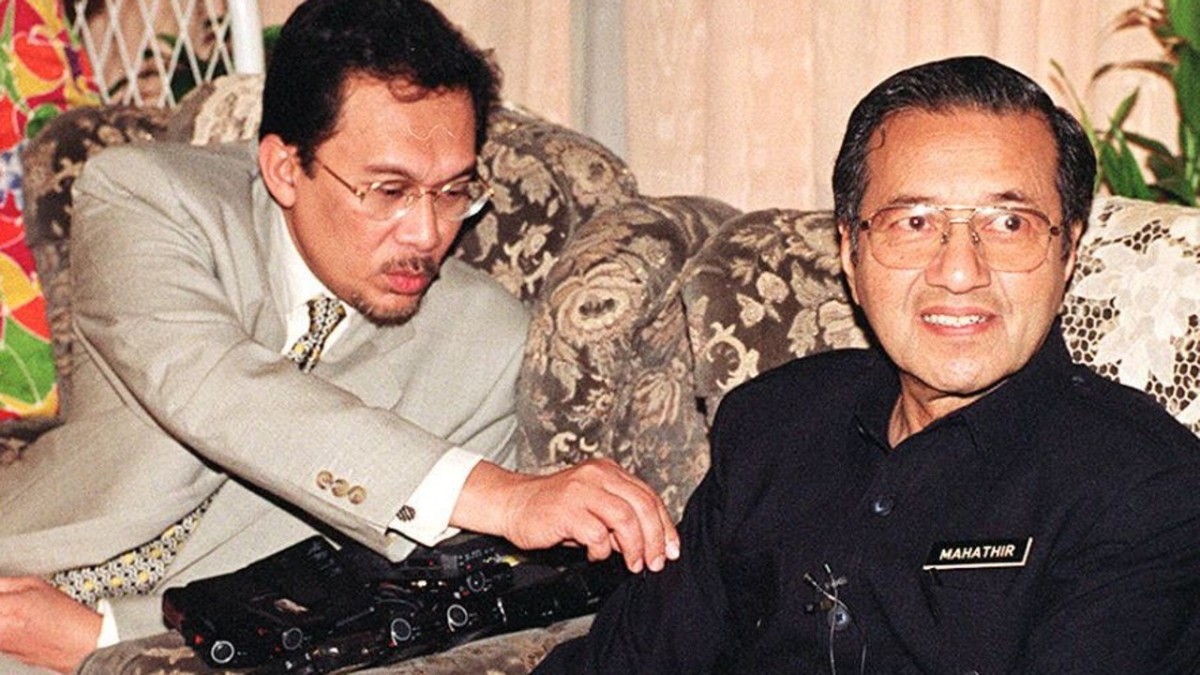 7 Perkara Paling Disukai Tun Mahathir Sehingga Menjadi &#8216;Signature Style&#8217; Beliau