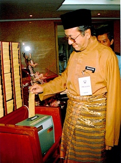 7 Perkara Paling Disukai Tun Mahathir Sehingga Menjadi &#8216;Signature Style&#8217; Beliau