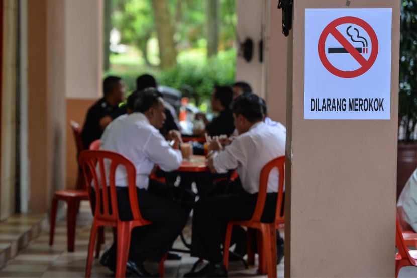 Sudah Warning Tapi Tak ‘Makan Saman’, Perokok Dalam Kedai Bakal Disaman