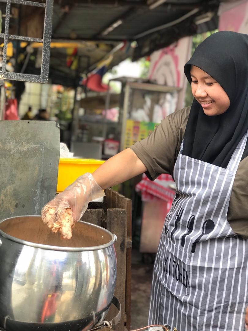 Ayam Goreng  Ciken Chiss Leleh Podeh Viral Di Pantai Dalam, Mampu Dijual 200 Kg Sehari