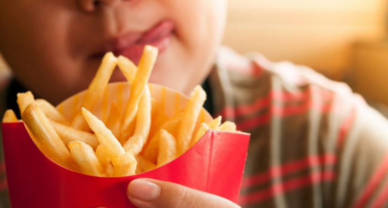 Gemar Makan ‘Junk Food’ Punca Remaja 19 Tahun Buta Dan Pekak