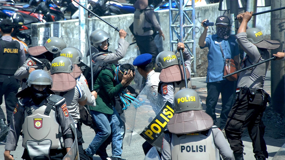 Terlalu Extreme, 265 Pelajar &#038; 39 Anggota Polis Cedera Tunjuk Perasaan Tolak Undang-Undang Di Indonesia