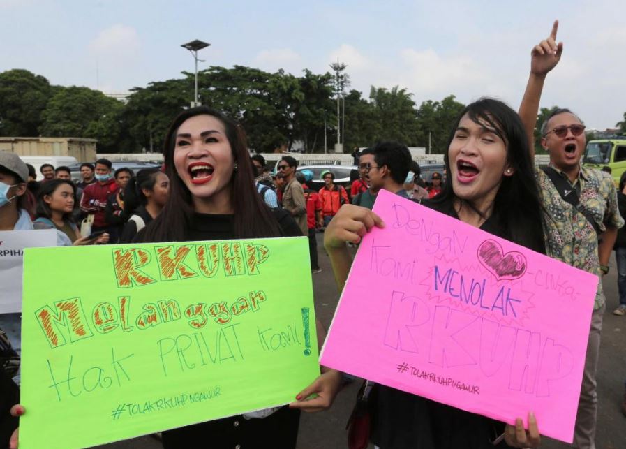 Ribuan Mahasiswa Indonesia BANTAH Pengharaman Hubungan Sejenis &#038; Luar Nikah, Apa Kes?