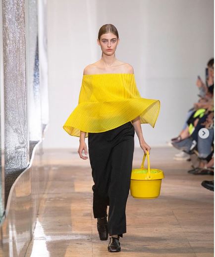 Nina Ricci Popularkan Stail &#8216;Baldi Plastik&#8217; Di Minggu Fesyen Paris, Kalau Dekat Sini Tak Sampai RM10