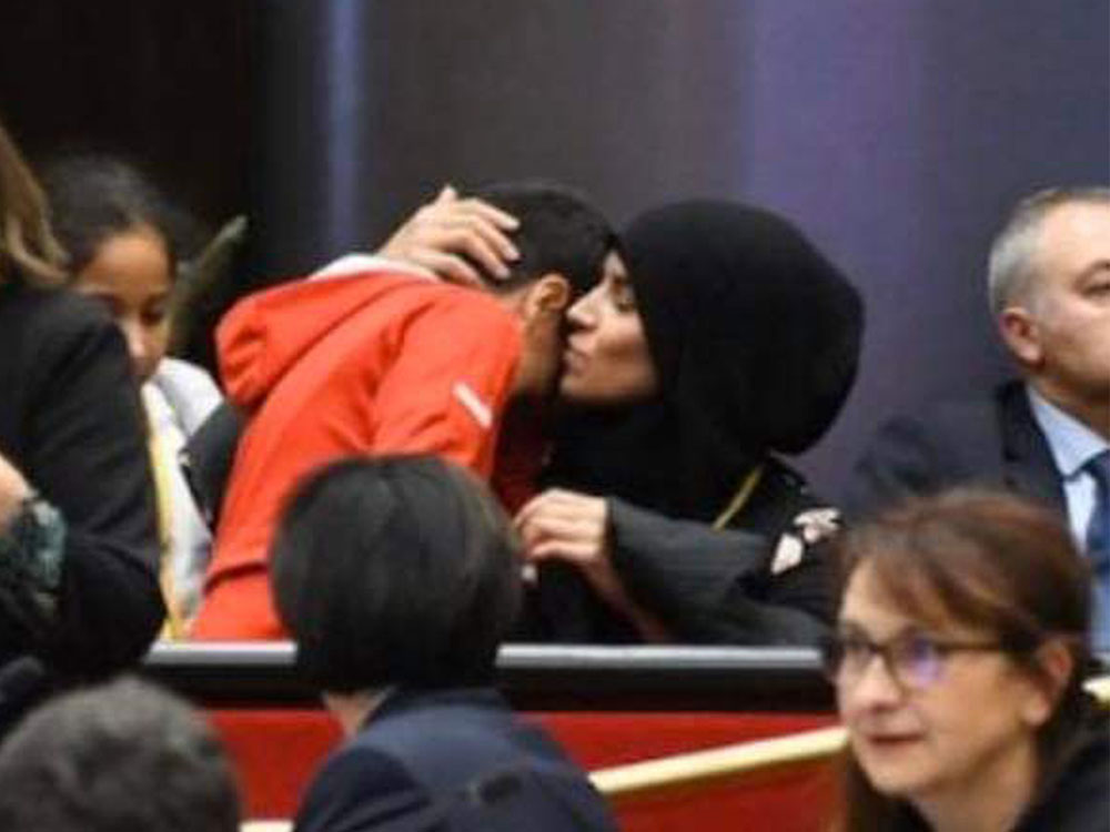 Remaja Lelaki Menangis Setelah Ahli Parlimen Ini Minta Ibunya Tanggalkan Hijab