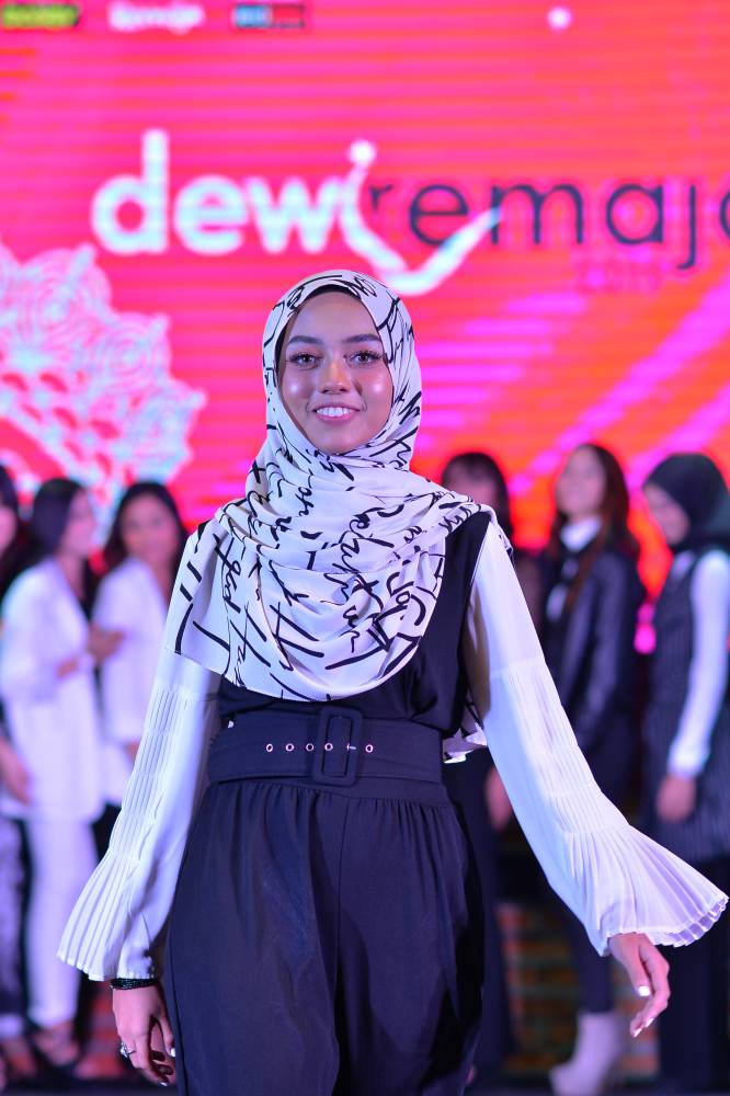 Kongsi Amalan 2 Doa Ini, Azra Finalis Dewi Remaja Terima Anugerah Dekan Dua Semester Berturut