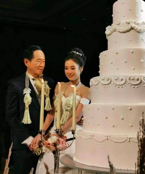 Beza Umur 50 Tahun, Pasangan Pengantin Dari Thailand Ini Curi Perhatian Netizen
