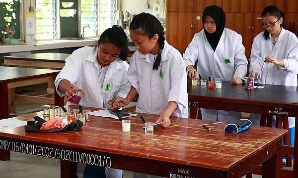 Muktamat! Mulai 2020 Kerajaan Hapuskan Sistem Aliran Sains dan Sastera, Boleh Pilih Subjek Ikut Minat Masing-Masing!