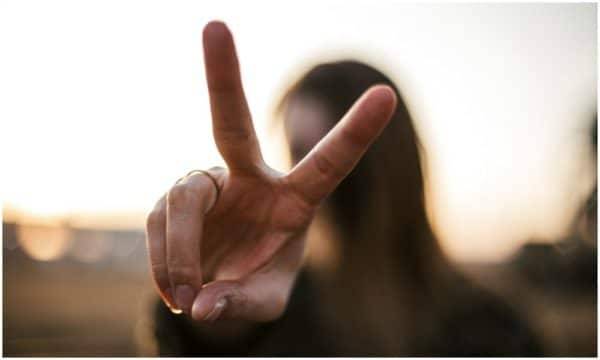 Elak Bergambar Dengan Simbol &#8220;Peace&#8221;, Kalau Tak Nak Jadi Mangsa Jenayah Siber
