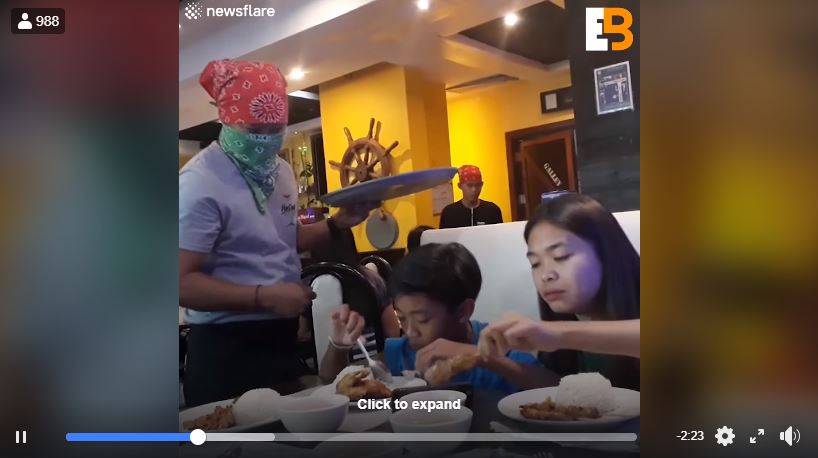 Setelah 3 Tahun Tidak Berjumpa, Video Ayah Menyamar Jadi Pelayan Restoran Layan Anak Undang Sebak