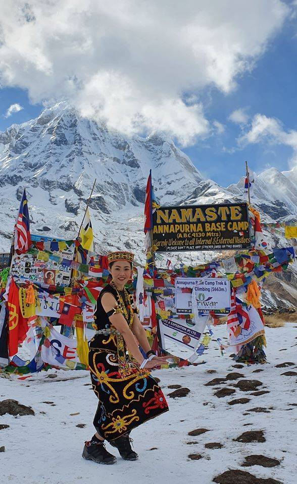 Bekas Finalis Dewi Remaja 1997/98 Berpakaian Tradisional Sarawak di Annapura Base Camp