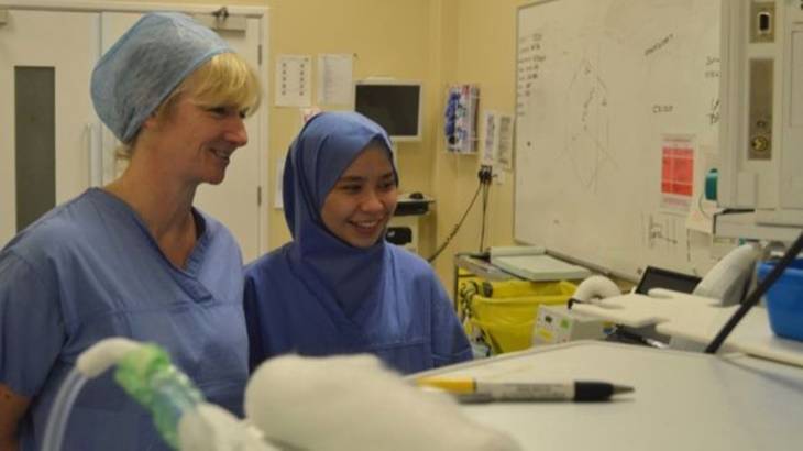 Kreatif! Doktor Wanita Malaysia Perkenal Hijab Pakai Buang ‘Steril’ Pertama Di Hospital UK
