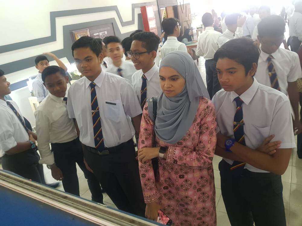 Pelajar Sultan Alam Shah Putrajaya Sujud Syukur Di Padang Sekolah Selepas Dapat Keputusan Cemerlang PT3