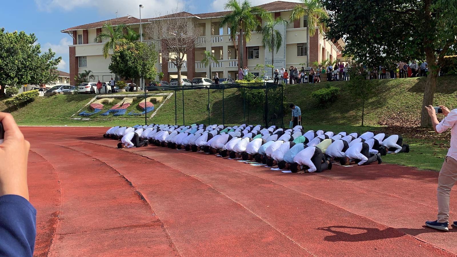 Pelajar Sultan Alam Shah Putrajaya Sujud Syukur Di Padang Sekolah Selepas Dapat Keputusan Cemerlang PT3