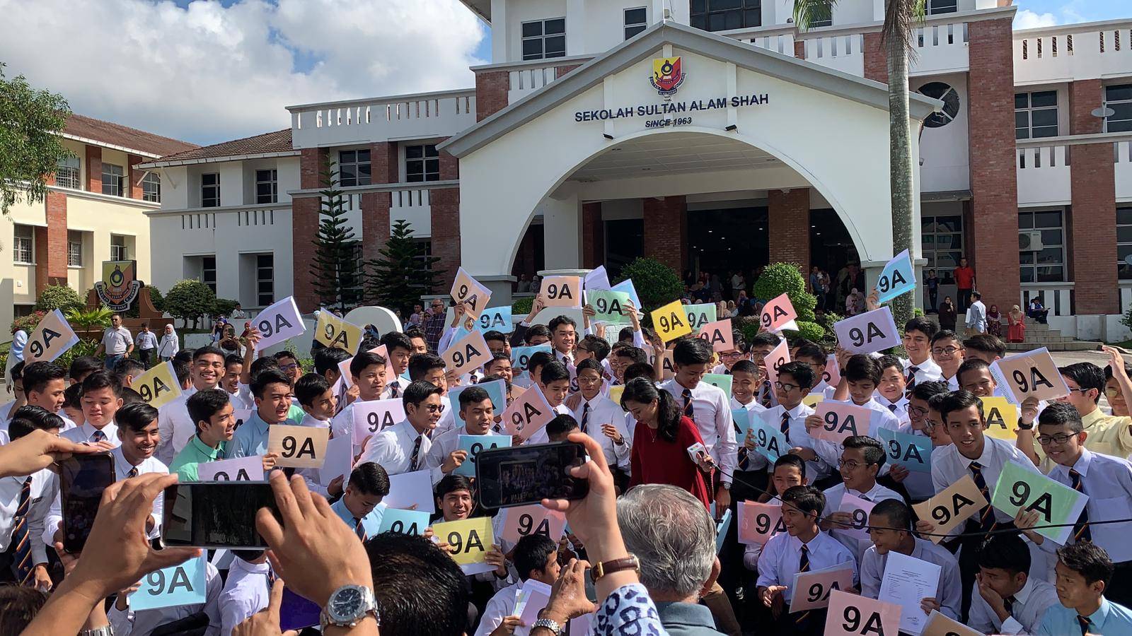 Pelajar Sultan Alam Shah Putrajaya Sujud Syukur Di Padang Sekolah Selepas Dapat Keputusan Cemerlang PT3