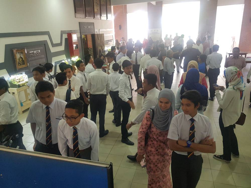 Pelajar Sultan Alam Shah Putrajaya Sujud Syukur Di Padang Sekolah Selepas Dapat Keputusan Cemerlang PT3