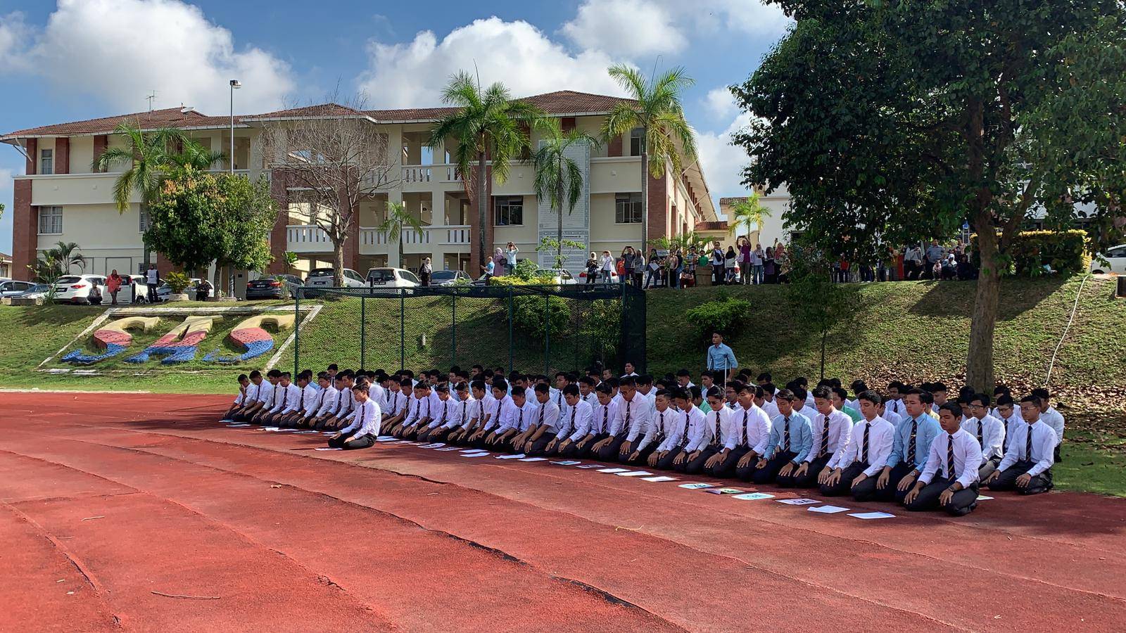 Pelajar Sultan Alam Shah Putrajaya Sujud Syukur Di Padang Sekolah Selepas Dapat Keputusan Cemerlang PT3