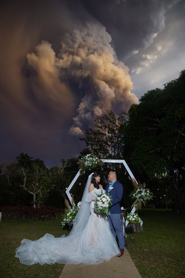 Sempat Lagi! Pasangan Rakam Foto Kahwin Epik Ketika Gunung Berapi Taal ‘Berasap’