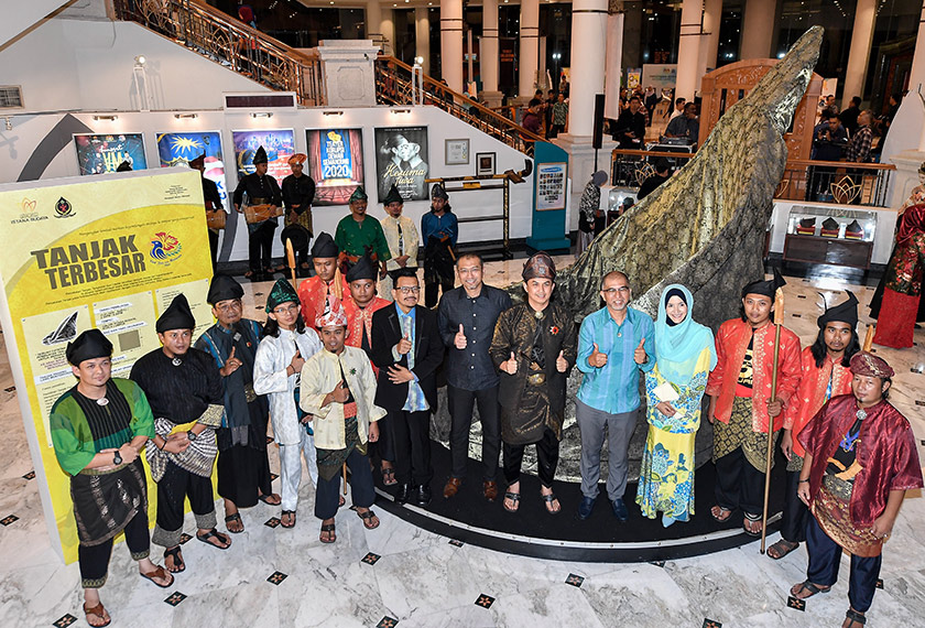 Jangan ‘Buta’ Budaya, Jom Lihat Sendiri Tanjak Kesultanan Melayu Di Istana Budaya!