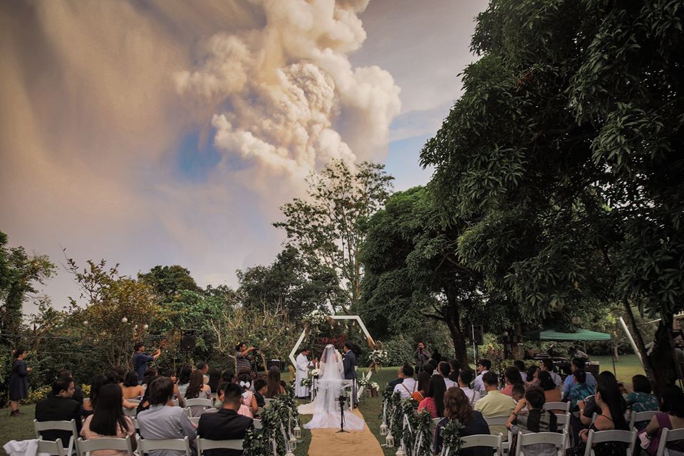 Sempat Lagi! Pasangan Rakam Foto Kahwin Epik Ketika Gunung Berapi Taal ‘Berasap’