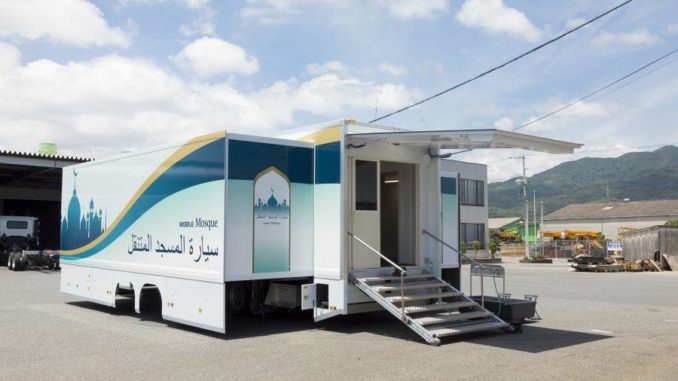 Trak 25 Tan Diubah Suai Jadi Masjid Bergerak Sempena Olimpik 2020, Bagusnya Jepun!