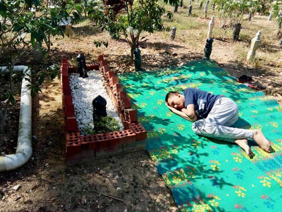 Inilah Syurganya! Anak Istimewa Ini Baring Di Kubur Ayah Setiap Jumaat, Sebak Tengok