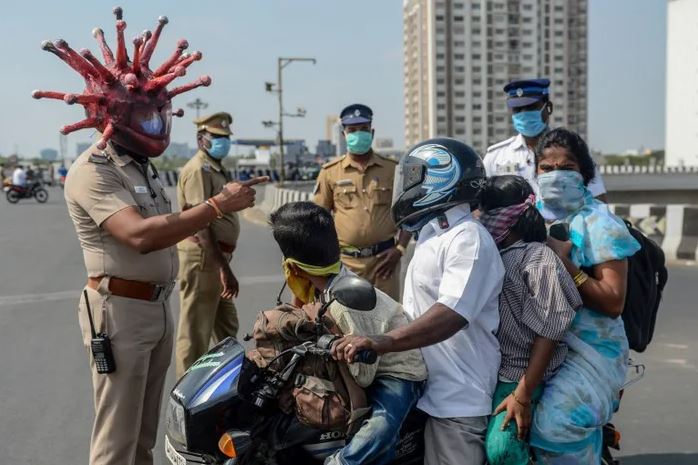 Polis Di India Pakai Topi Keledar ‘Koronavirus’ Untuk Beri Amaran Supaya Duduk Rumah