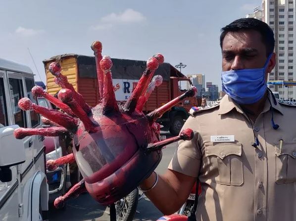 Polis Di India Pakai Topi Keledar &#8216;Koronavirus&#8217; Untuk Beri Amaran Supaya Duduk Rumah