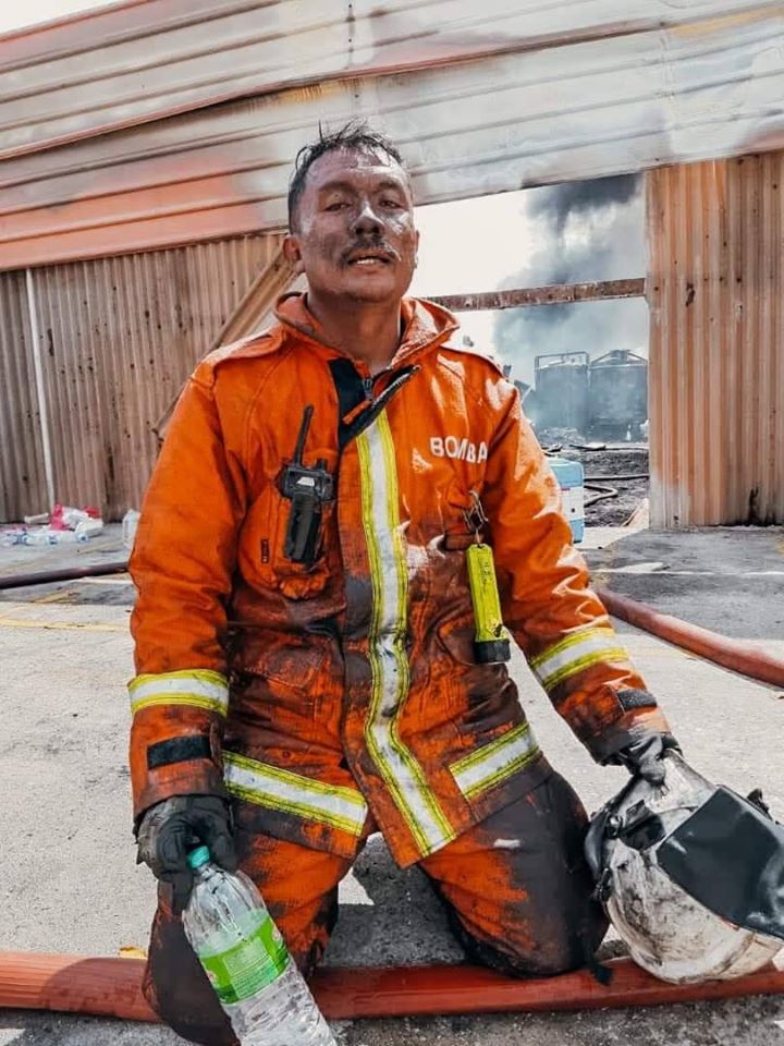 &#8220;Biar Gambar Berbicara”, Tular Foto Ahli Bomba Kepenatan Padam Api Seharian