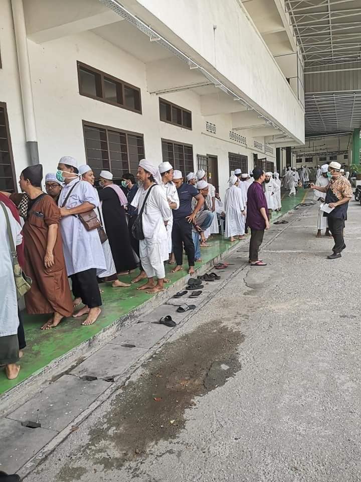 Abang Tabligh Tak Lari, SubhanaAllah Siap Baca Al- Quran &#038; Berzikir Sementara Tunggu Giliran