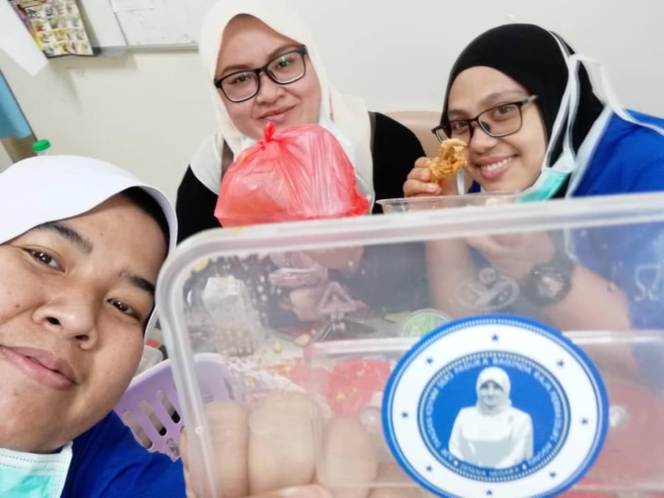Terima Kasih! Permaisuri Agong Sediakan Makan Tengah Hari Untuk Petugas 2 Hospital