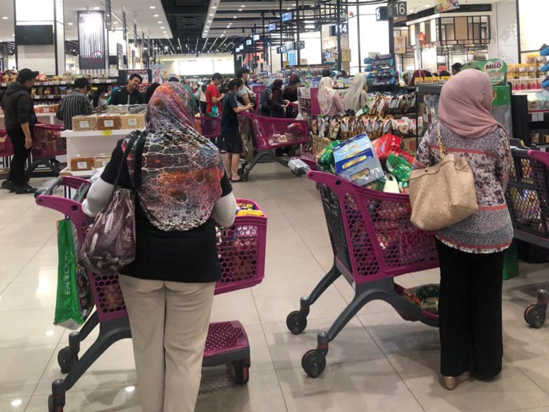 Pembelian Panik Terus Berlaku Di Pasaraya AEON Lembah Klang, Hampir ‘Licin’ Rak!