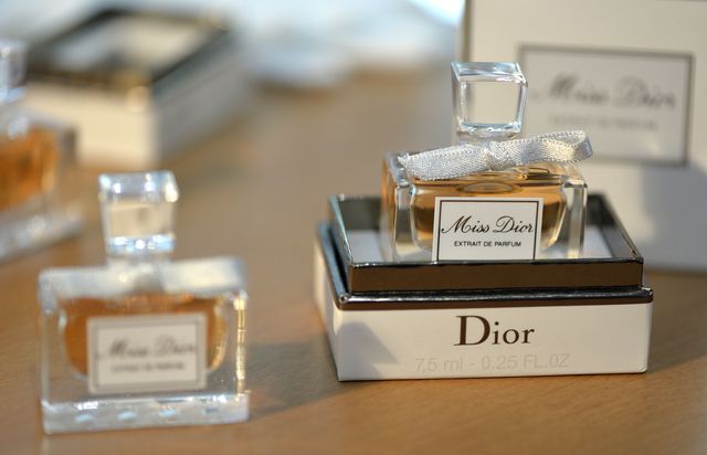 Jenama Mewah Seperti Dior &#038; Givenchy Ubah Suai Kilang Keluarkan!