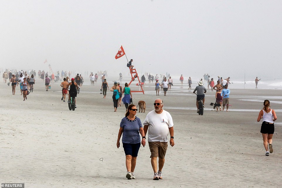 Ribuan Masyarakat US &#8216;Serang&#8217; Pantai Florida Setelah Dibuka Semula