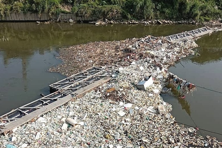 Baru Je Nak Jernih, Sungai Klang Dicemari Lambakan Topeng Muka Dan Sarung Tangan