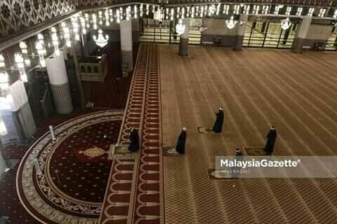 Sayunya Hati! Beginilah Suasana Solat Tarawih Malam Pertama Di Masjid Negara