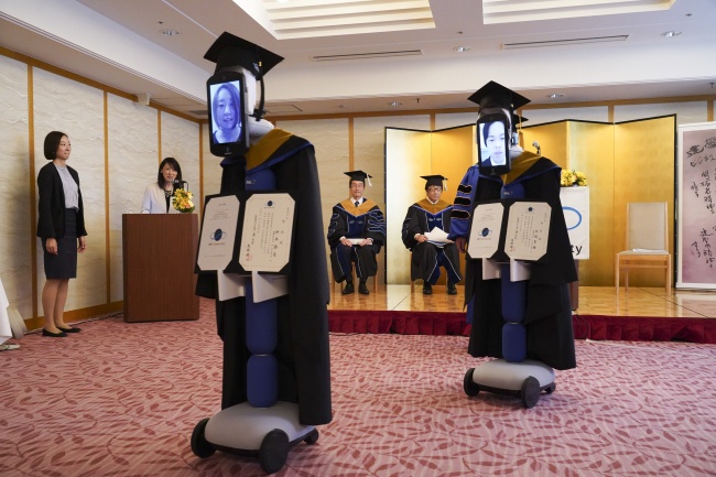 Covid-19? Tiada Masalah Untuk Pelajar Jepun Teruskan Konvo Dengan Bantuan Robot!