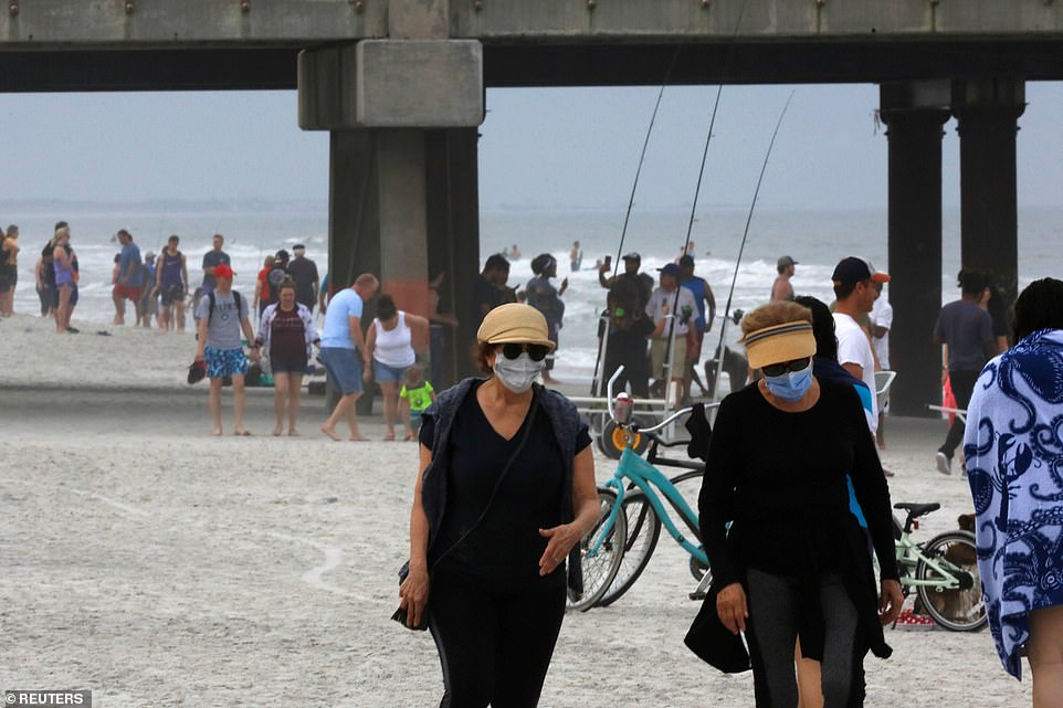 Ribuan Masyarakat US &#8216;Serang&#8217; Pantai Florida Setelah Dibuka Semula