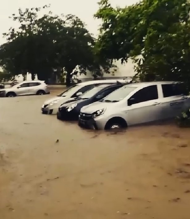Banjir Kilat Di Shah Alam Sehari Sebelum Ramadan, Pemilik Kereta Terpaksa Redha