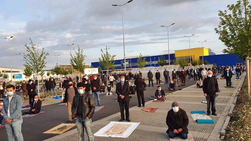 Tolak Islamofobia, Parkir IKEA Di Jerman Diubah Menjadi Ruang Solat Aidilfitri