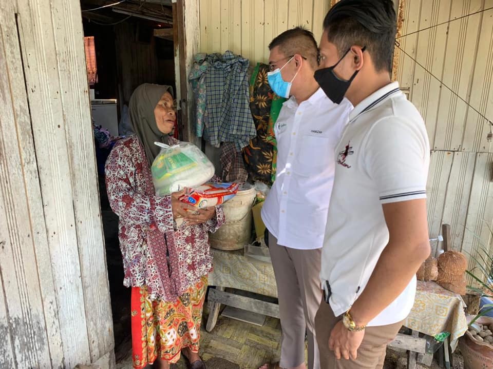 Pakcik Tua Selongkar Tong Sampah Cari Makanan Berbuka! Muka Berubah Malu Bila Orang Hulur Sedekah