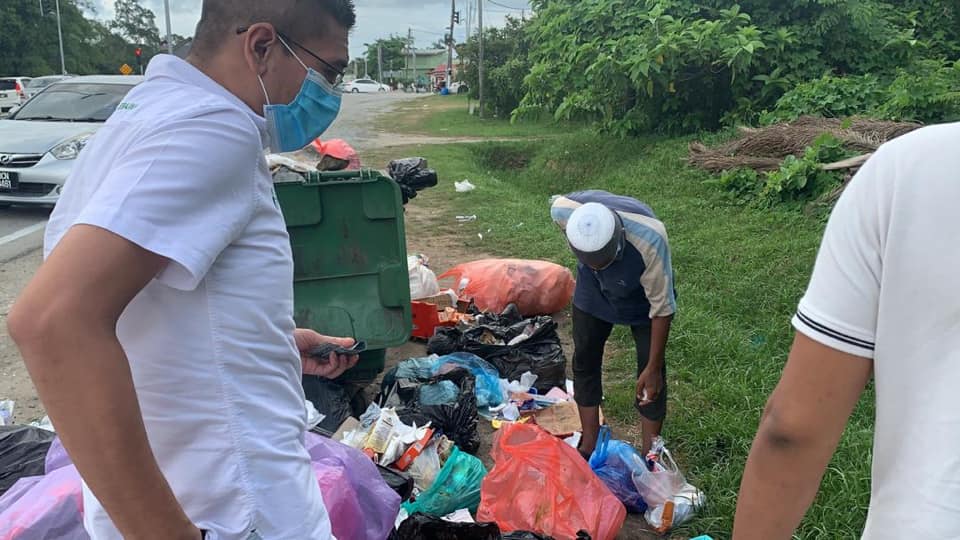 Pakcik Tua Selongkar Tong Sampah Cari Makanan Berbuka! Muka Berubah Malu Bila Orang Hulur Sedekah