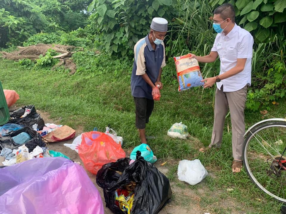 Pakcik Tua Selongkar Tong Sampah Cari Makanan Berbuka! Muka Berubah Malu Bila Orang Hulur Sedekah