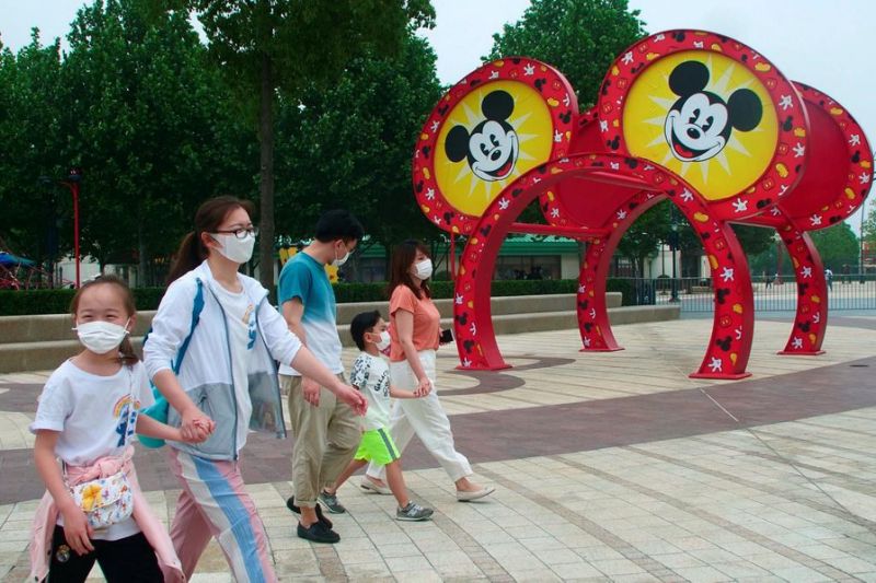 Taman Tema Disney Pertama Dibuka Semula, Tiket Habis Dijual Dalam Masa Beberapa Minit